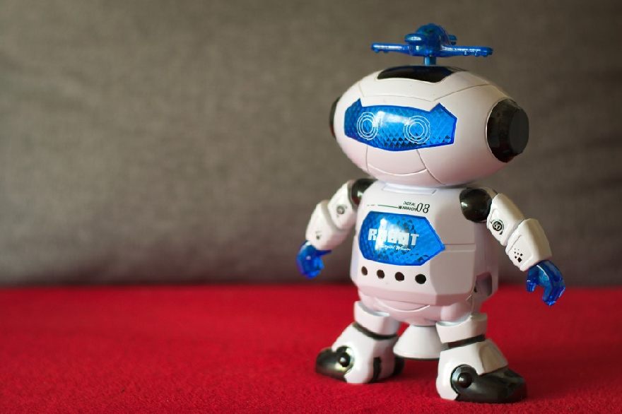 Süsse kleiner Roboter